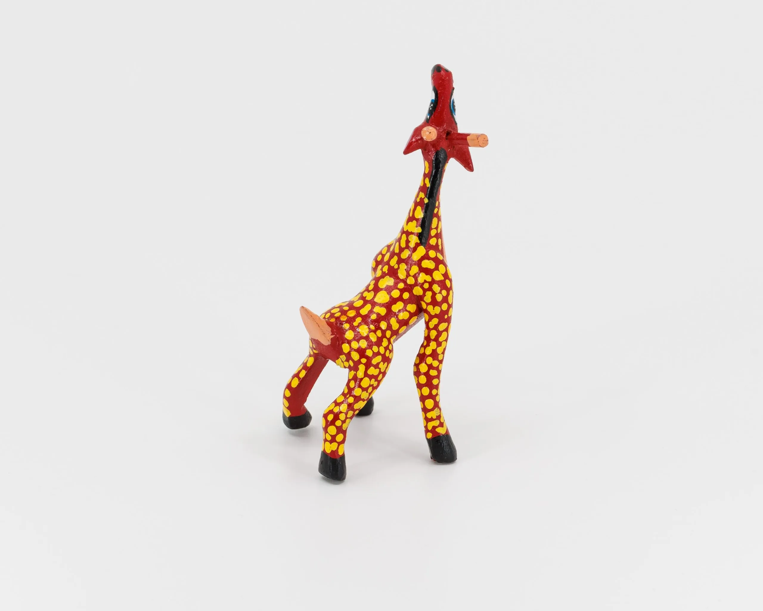 Girafe en bois​ rouge et jaune à pois – Image 3