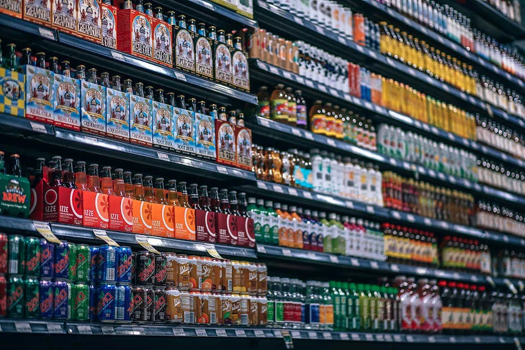 les métiers de la grande distribution en entrepôt gèrent le stock