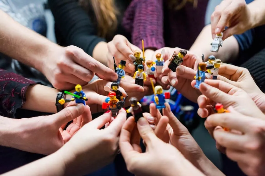 personnes tenant des figurines