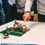 une personne qui construit un bâtiment